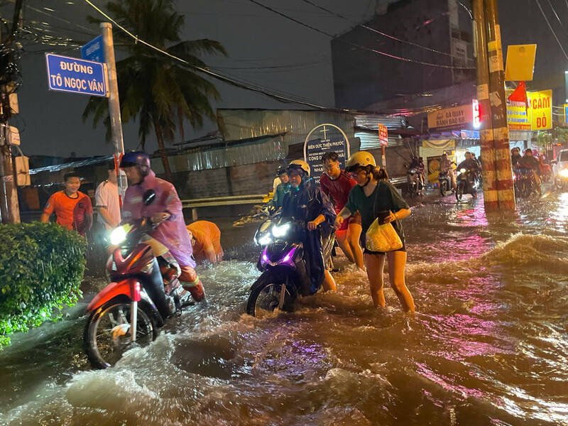 Đường Tô Ngọc Vân nước chảy xiết. Ảnh: Anh Tú