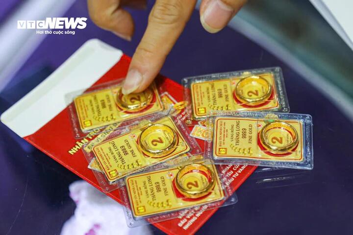 Giá vàng liên tục xô đổ kỷ lục, muốn đầu tư cần chú ý gì?- Ảnh 2. Giá vàng liên tục xô đổ kỷ lục, muốn đầu tư cần chú ý gì?- Ảnh 2.