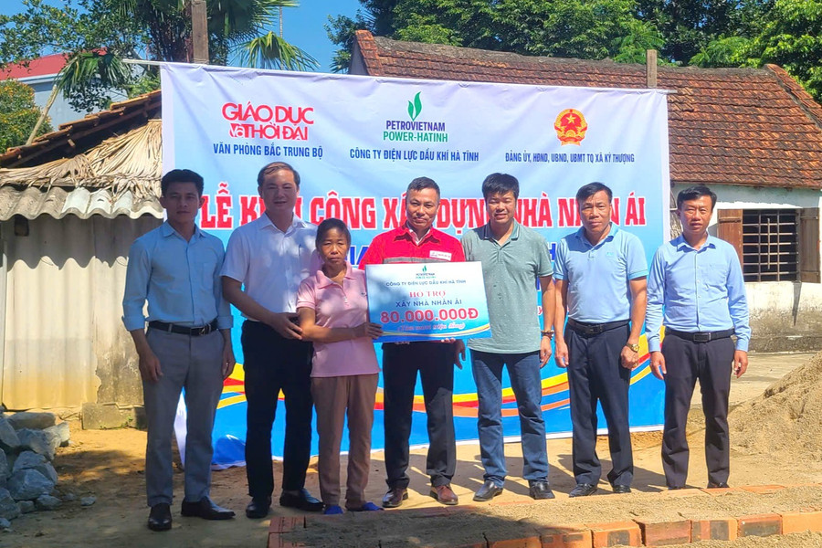 Đại diện Công ty Điện lực Dầu khí Hà Tĩnh trao biểu trưng hỗ trợ gia đình bà Hoa số tiền 80 triệu đồng. 9.jpg