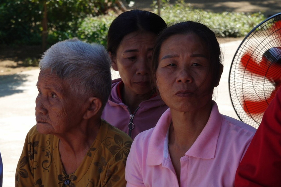 Bà Hoa bị khuyết tật không chồng, phải nuôi mẹ già và một đứa con đang học lớp 10. 1-2.jpg