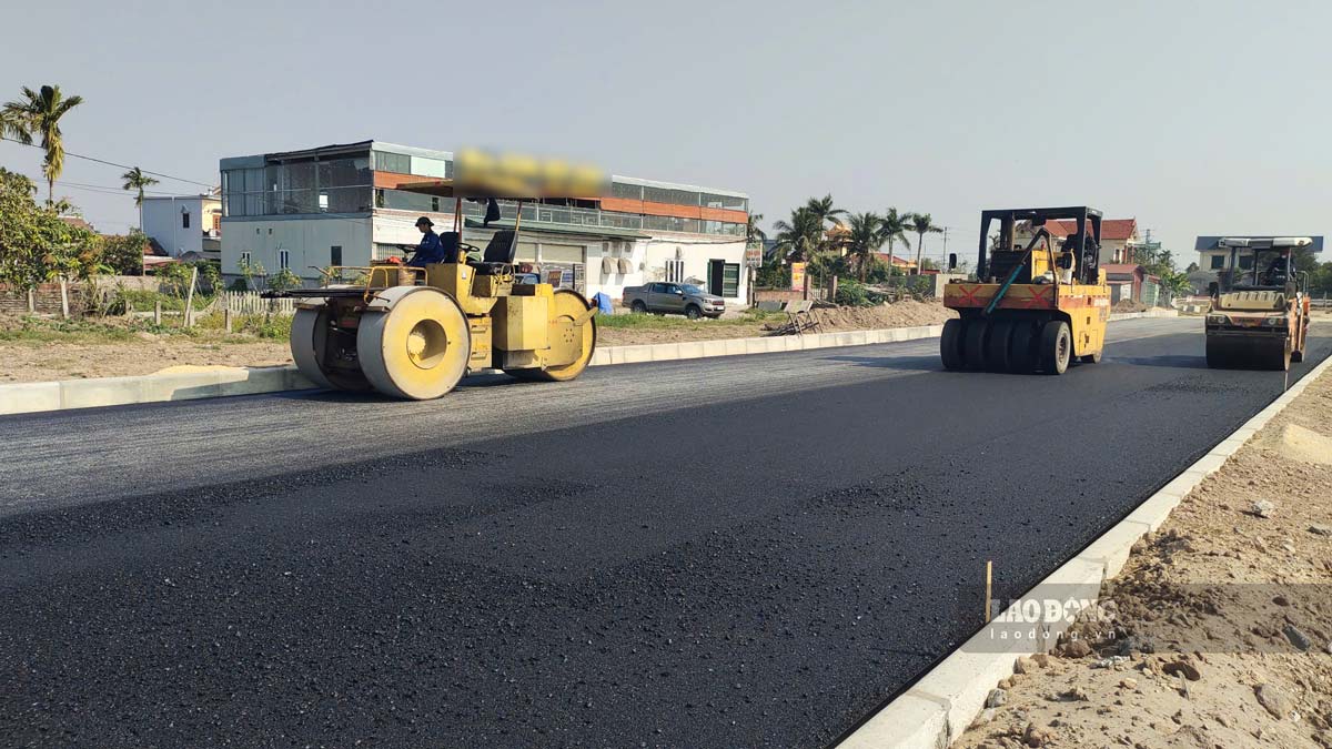 Máy móc, công nhân làm việc trên tuyến số 1