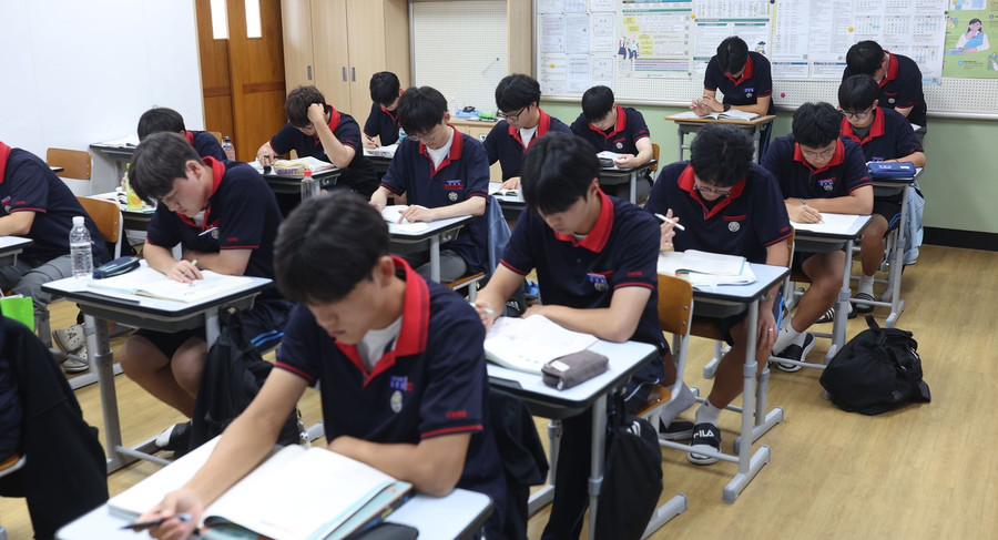 Áp lực học tập tại Hàn Quốc khiến học sinh tốp đầu rời trường.