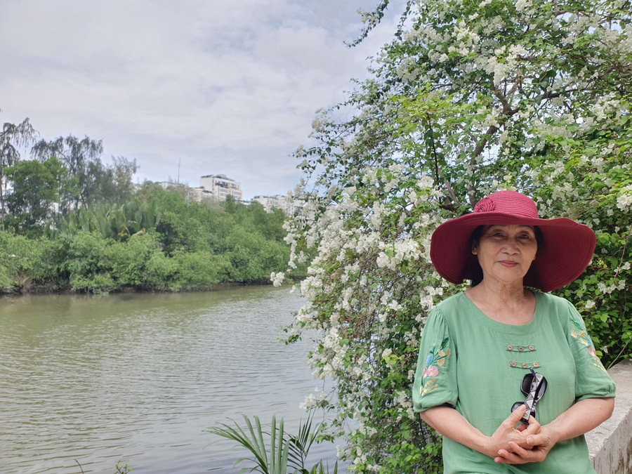 Ở tuổi gần 80, nhà thơ, nhà giáo Đặng Nguyệt Anh vẫn miệt mài viết và truyền lửa yêu thương. Ảnh: NVCC.