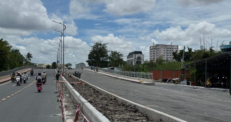 Các công trình đầu tư công được tập trung đẩy nhanh tiến độ thi công. Ảnh: Hoàng Lộc