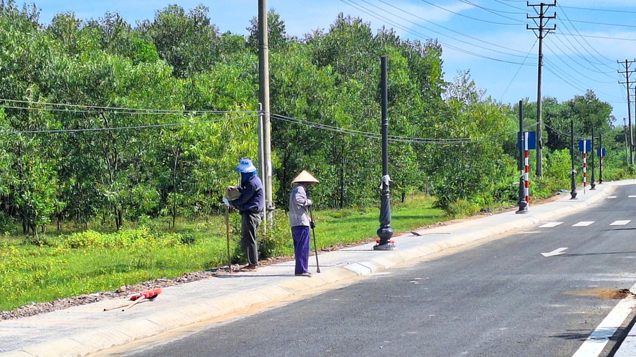 Hiện trên tuyến đường đã thi công hoàn tất công trình cầu vượt đường sắt; tuyến đường dẫn hai đầu cầu; hạ tầng kỹ thuật, điện chiếu sáng, cây xanh trên dải phân cách và vỉa hè. 15.jpg