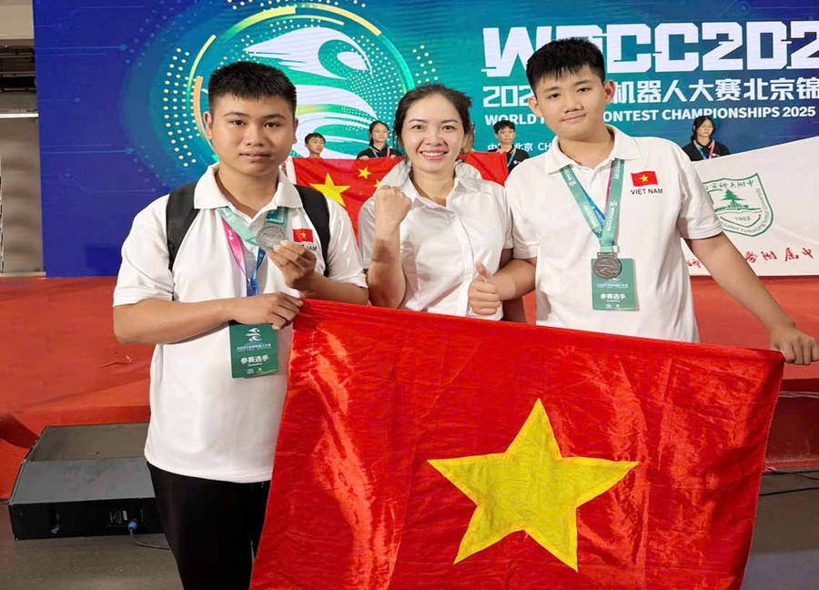 Em Nguyễn Duy Khánh (ngoài cùng bên trái) và Hoàng Phú Khang tại cuộc thi.