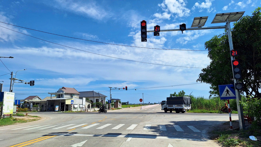 Nền đường rộng từ 12,5 - 49m. Các nút giao lộ lần đầu tiên có cột đèn đỏ, giảm thiểu tai nạn giao thông cho người đi đường. 19.jpg