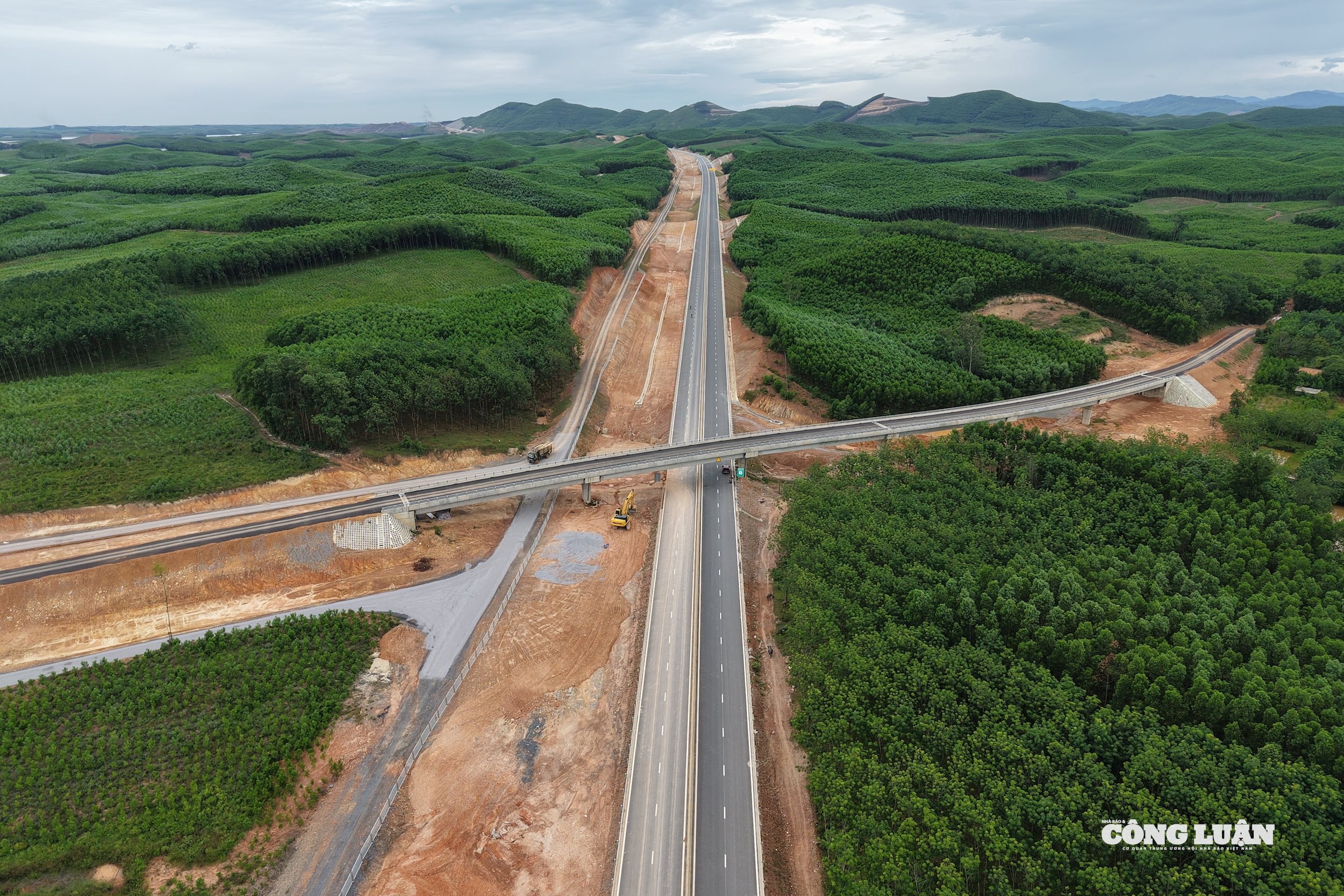 Dự án cao tốc Bắc - Nam phía Đông đoạn Vạn Ninh - Cam Lộ đang hoàn thành những hạng mục cuối cùng trước khi thông xe toàn tuyến trong tháng 7/2025 và chính thức đón phương tiện lưu thông vào ngày 19/8 tới.