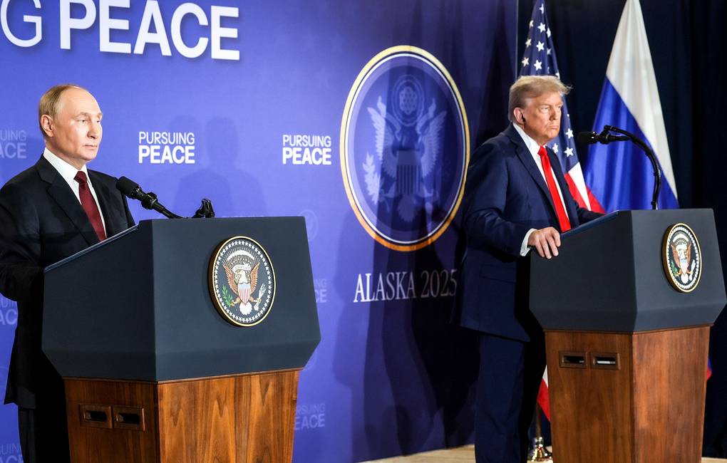 Tổng thống Nga Vladimir Putin và Tổng thống Mỹ Donald Trump họp báo chung sau hội đàm ngày 15.8 tại Alaska. Ảnh: TASS