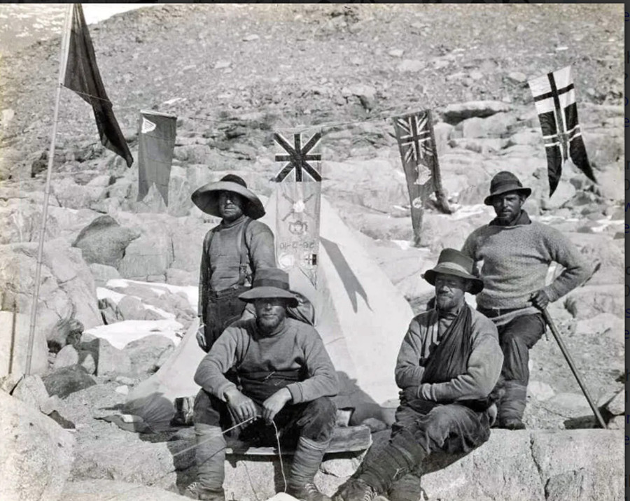 Nhóm thám hiểm Nam Cực (năm 1912). giai-ma-bi-an-thac-mau-o-nam-cuc-2.jpg