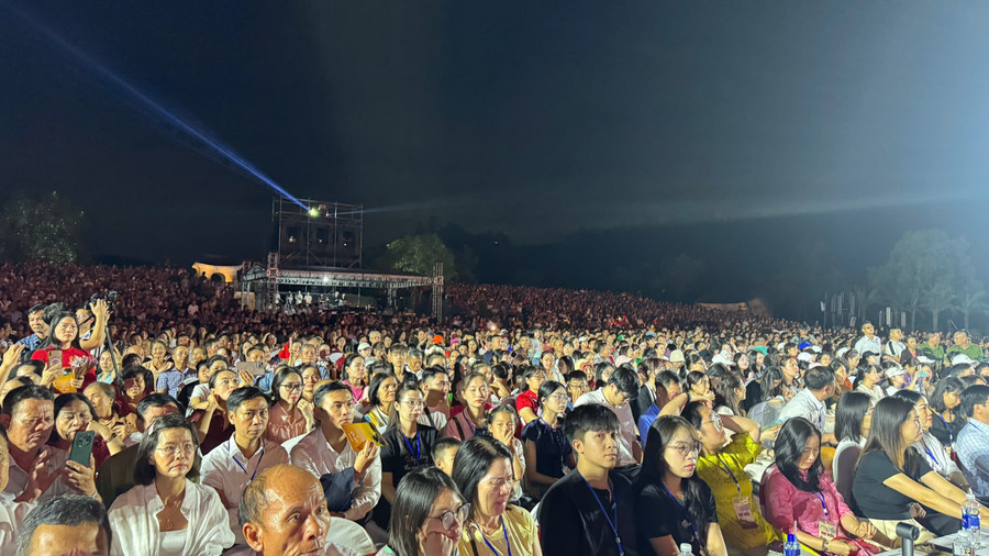 Đông đảo người dân, du khách tham dự chương trình. anh-40.jpg