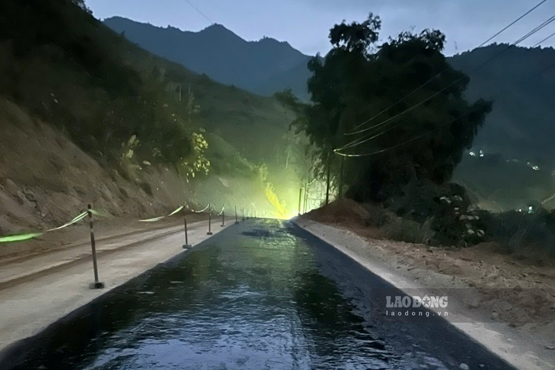 Các đơn vị tăng ca làm đêm để bù tiến độ.