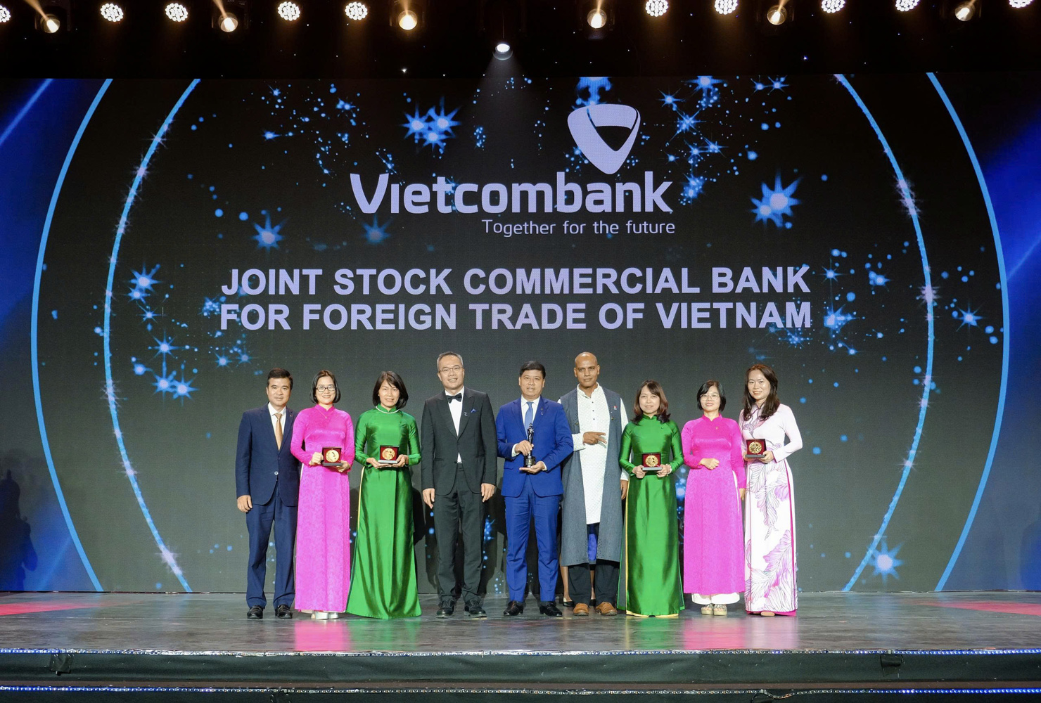 C&aacute;c đại biểu của Vietcombank chụp ảnh lưu niệm c&ugrave;ng &ocirc;ng William Ng (thứ tư từ tr&aacute;i qua) - Tổng Bi&ecirc;n tập Tạp ch&iacute; HR Asia, Chủ tịch Hội đồng đ&aacute;nh gi&aacute; giải thưởng HRAA.