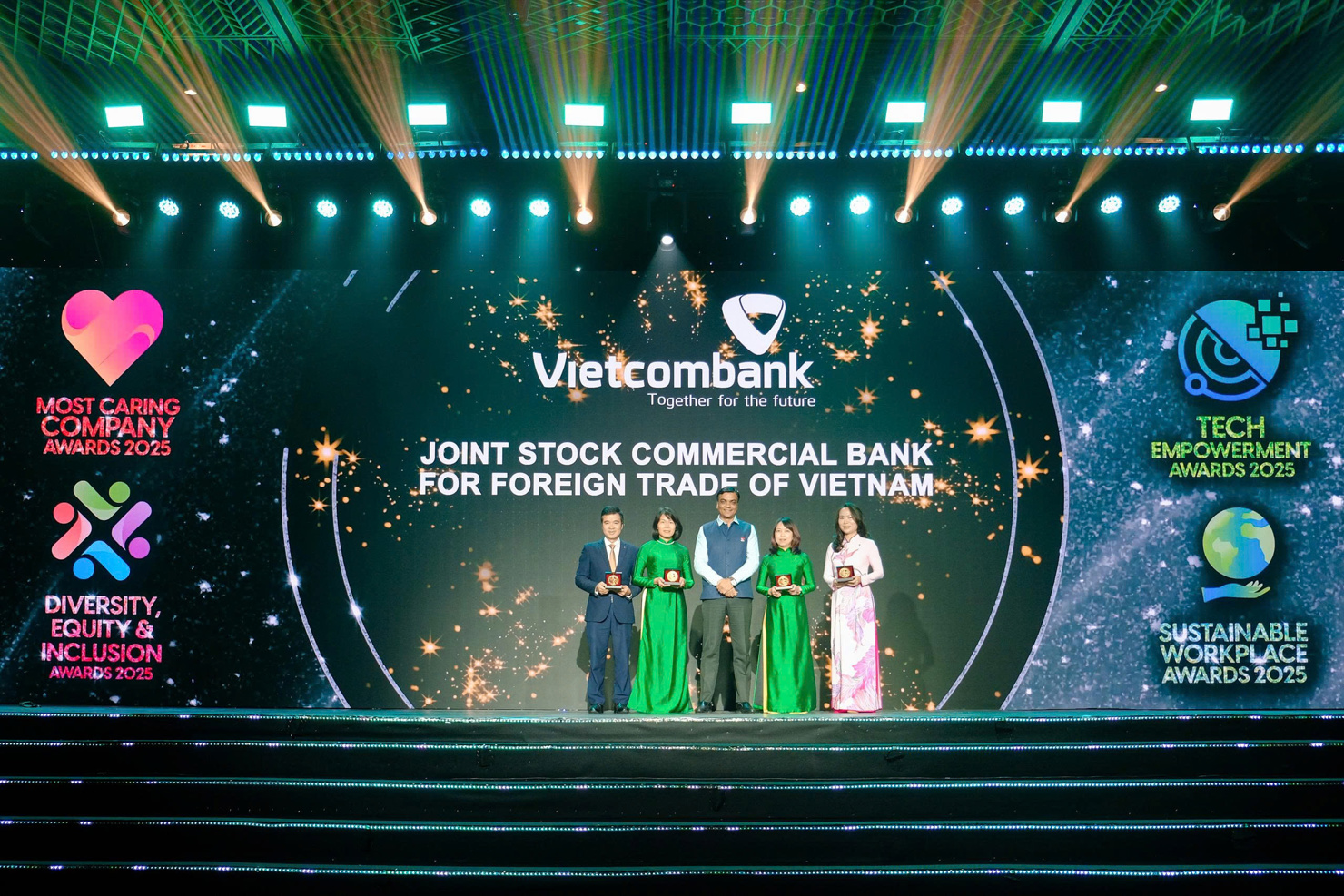 Đại diện l&atilde;nh đạo c&aacute;c đơn vị Vietcombank nhận giải đặc biệt từ Bam Tổ chức.