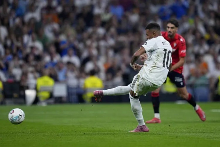 Kylian Mbappe ghi bàn từ chấm phạt đền giúp Real Madrid thắng đội khách Osasuna 1-0 ở vòng một La Liga mùa 2025-2026. mbaope.jpg