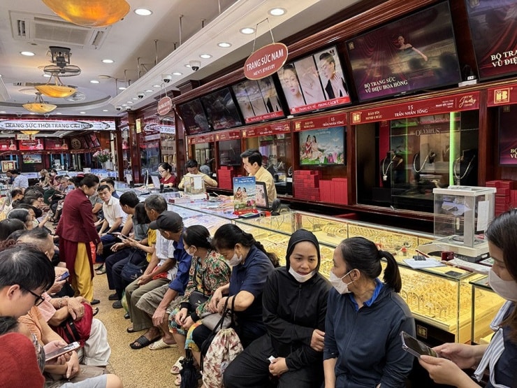 Giá vàng hôm nay 20/8: Giá vàng lập đỉnh, người dân xếp hàng chờ mua