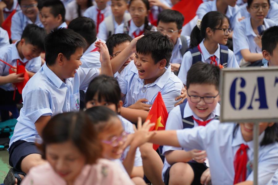 Cô Đào Thị Hồng Hạnh cho biết, ngày 5/9 tới, Trường THCS Đống Đa sẽ tổ chức Lễ Khai giảng năm học mới với sự tham gia của 3.000 em học sinh. dsc07643-original.jpg