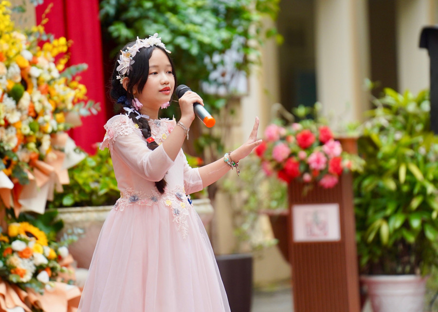 Bảo Trân - một học sinh mới ngày đầu đến trường mới nhưng đã tặng thầy cô và các bạn mới một bài hát đầy ý nghĩa. dsc07488-original.jpg