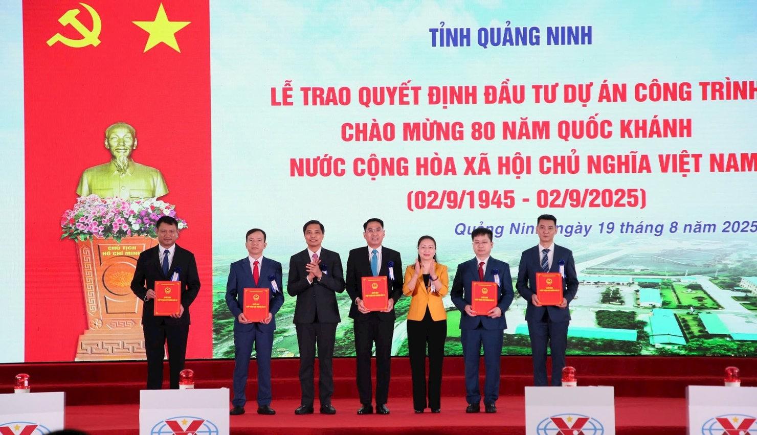 L&atilde;nh đạo tỉnh Quảng Ninh trao quyết định đầu tư cho c&aacute;c dự &aacute;n, c&ocirc;ng tr&igrave;nh trọng điểm.