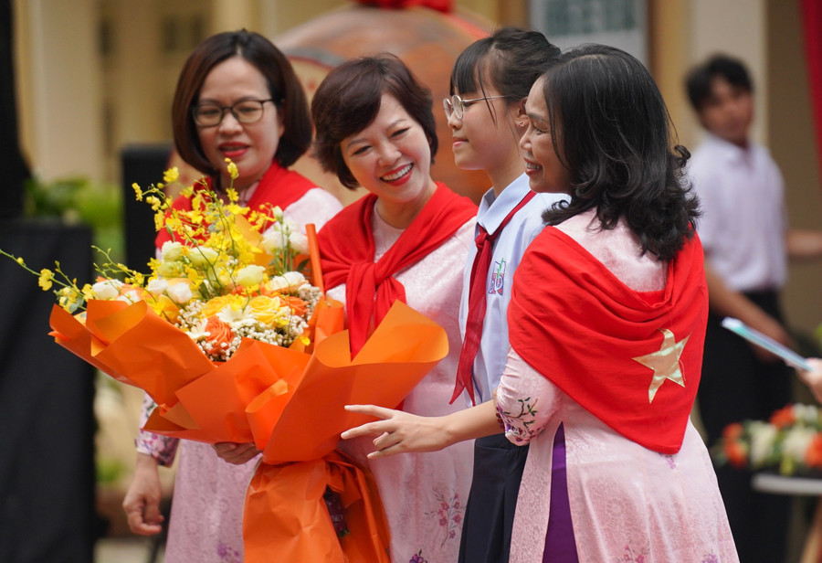 Ban Giám hiệu Trường THCS nhận những bó hoa cảm ơn của các "tân binh". dsc07608-original.jpg