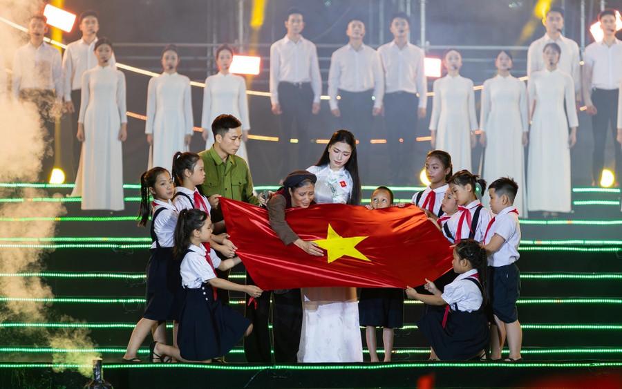 concert-am-nhac-quoc-gia-don-bay-lan-toa-tinh-than-yeu-nuoc-2.jpg