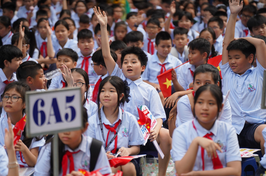 Ngay sau buổi đón học sinh mới, Trường THCS Đống ĐA sẽ tổ chức ngày định hướng cho học sinh, trong đó thầy cô sẽ hướng dẫn các em tỉ mỉ về mặc đồng phục, chuẩn bị sách vở, ghi chép... sẵn sàng cho bước đường mới của tuổi học trò. dsc07660-original.jpg