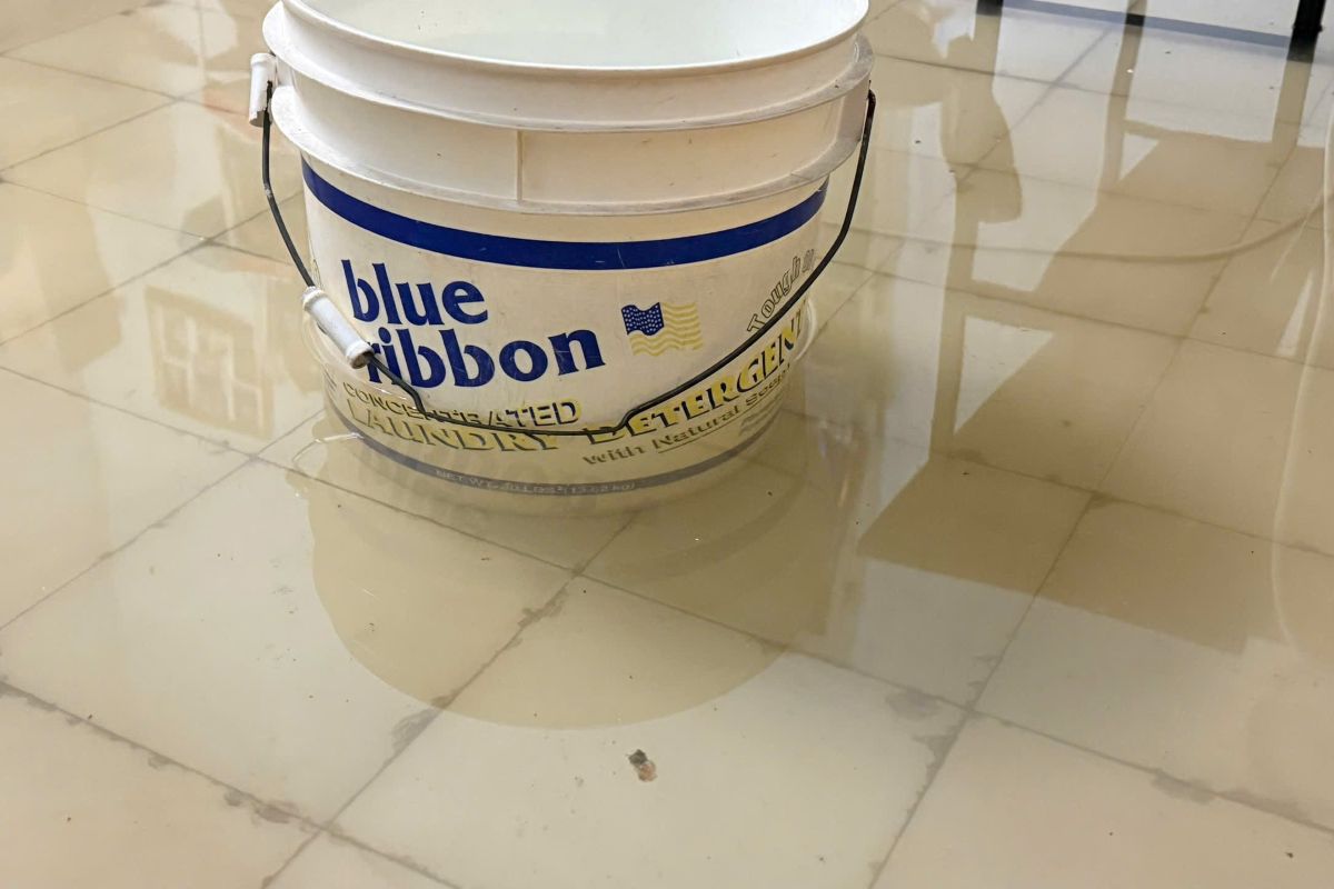 Nước tràn vào nhà dân, ngập hơn 10cm. Ảnh: Thành An