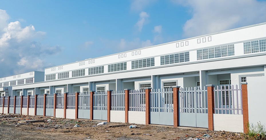 Dự án nhà ở xã hội phường Tân Xuyên, TP. Cà Mau (3,44 ha) đã xây dựng hoàn thành được 93 căn, nhưng chưa có thông báo tiếp nhận hồ sơ đăng ký mua, thuê, thuê mua nhà ở xã hội. Ảnh: H.N.