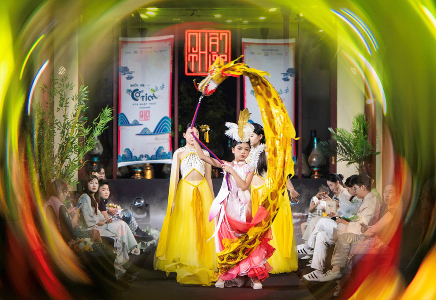 Tiết mục múa “Vũ khúc chiêu long” trong show “Bước ra từ cổ tích”. nha-thiet-ke-nhat-thuc-1.jpg