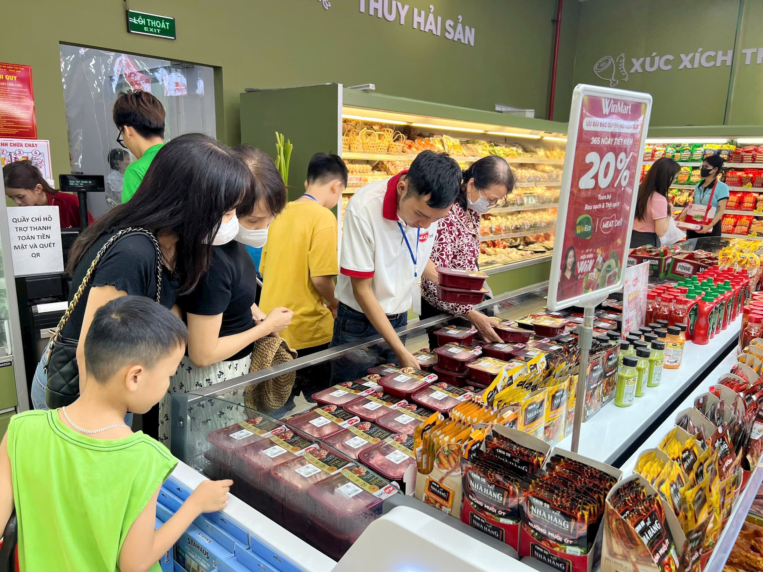 Người tiêu dùng chọn mua thịt ủ mát MEATDeli tại hệ thống siêu thị WinMart WinMart+