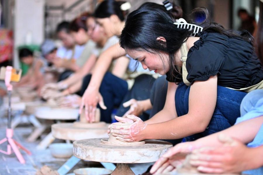 Trẻ thích thú đến Bát Tràng làm gốm
