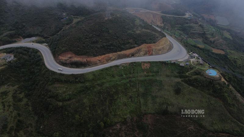 Đèo Hoàng Liên vô cùng hiểm trở với nhiều khúc cua, bên dưới là vực sâu. Ảnh: Đinh Đại