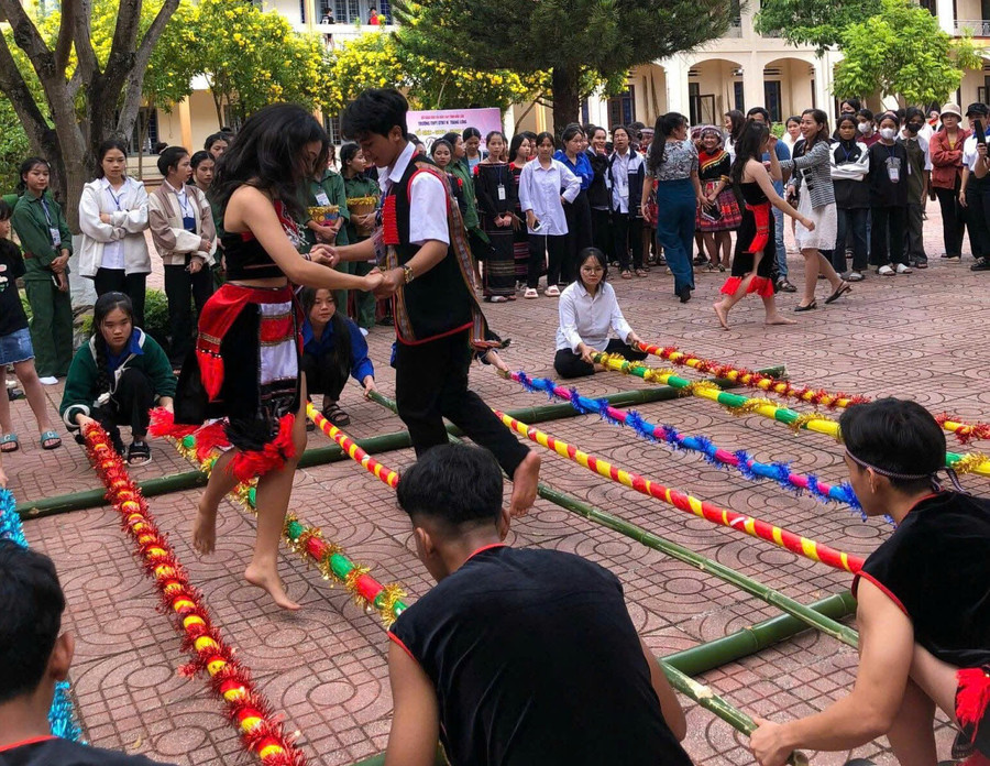 Học sinh Trường PTDTNT THPT N’ Trang Lơng tham gia nhiều hoạt động văn hoá. tra-3.jpg