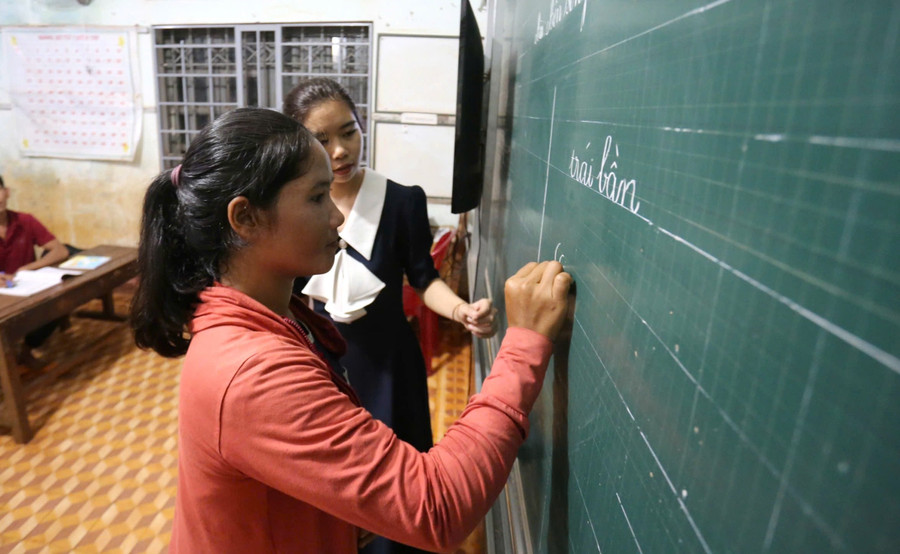 Từ chưa biết chữ, học viên đã có thể đọc - viết sau một thời gian tham gia lớp xóa mù chữ. z6929613406564-7a3c5a412245af005371bf1bea2c9460.jpg