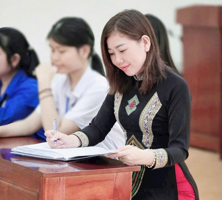 Cô Trà Hương luôn tự hào với những nét văn hoá của mỗi dân tộc. tra-1.jpg