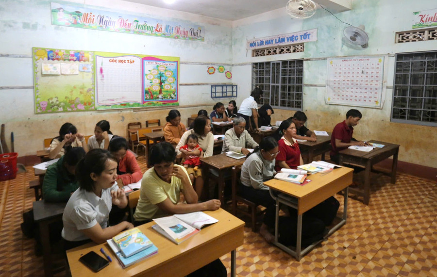 Lớp xóa mù chữ ở làng Lung Prông. z6929613562150-ae3d6d6affe89161d0959200f2f89f7a.jpg