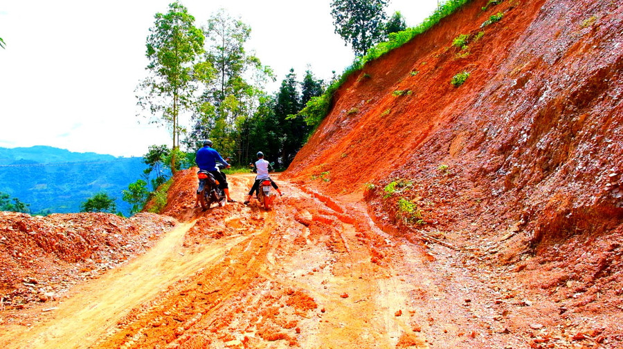 Nhiều tuyến đường tại Cốc Pàng là đường đất, lầy lội khi trời mưa. duong-coc-pang.jpg