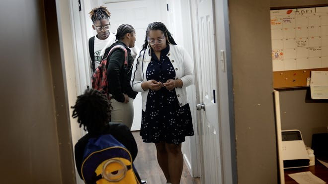 Amy, 37 tuổi, nhớ tất cả các trại trẻ mồ côi mà cô từng sống đều 'vô cảm'. hanh-trinh-doan-tu-2.jpg