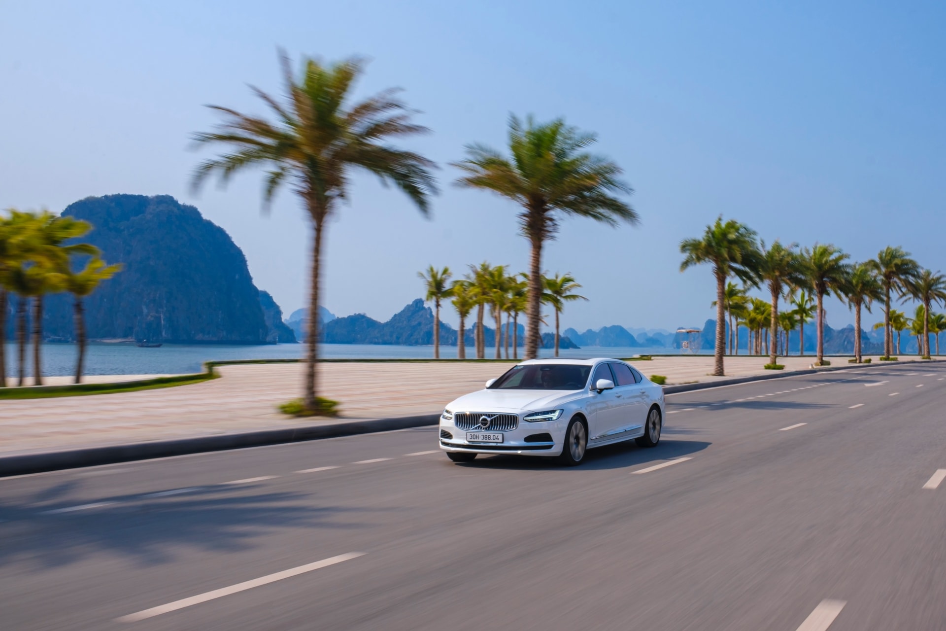 Tại thị trường Việt Nam, Volvo S90 Ultra cạnh tranh cùng các đối thủ như Audi A6, BMW 5 Series và Mercedes E-Class - Ảnh: Sweden Auto