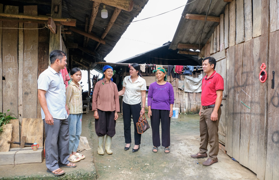 Cô giáo Lục Thị Lương (thứ 3 từ phải sang), Hiệu trưởng Trường PPTDTBT Tiểu học Cốc Pàng và thầy Lò Văn Háo (ngoài cùng bên trái) cùng giáo viên Nhà trường trao đổi với người dân xóm Chè Lếch. xoa-mu-chu-che-lech-5.jpg