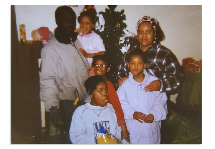 Gia đình Amy trước khi chị em cô bị đưa vào trung tâm nuôi dưỡng. Từ trái sang: Shanaaka, Kay K và Angelia.