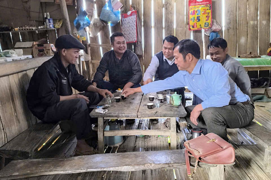 Cán bộ xã và giáo viên vận động người dân Cốc Pàng tham gia lớp xóa mù chữ. xoa-mu-chu-che-lech-2.jpg