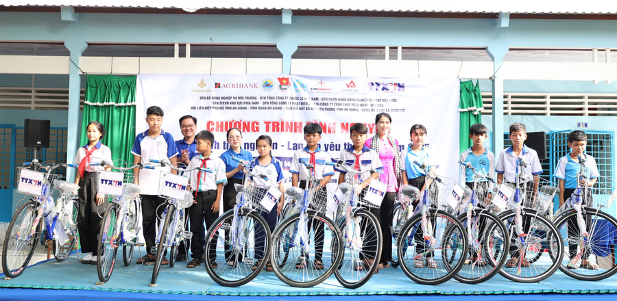 Trao tặng quà, xe đạp cho học sinh nghèo. 1000052734.jpg