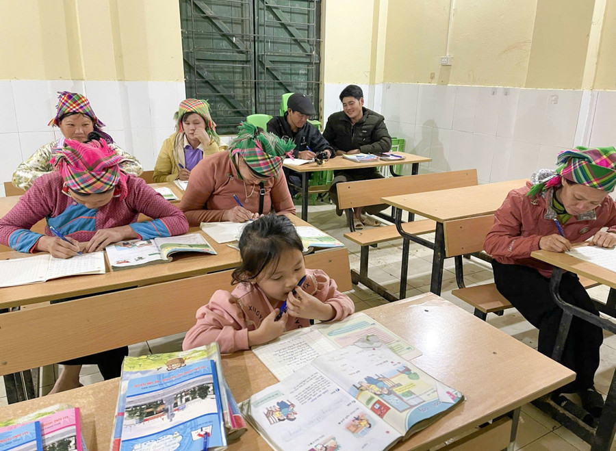 Học viên lớp xóa mù chữ ở Điểm trường Chè Lếch đưa cả con, cháu đi theo. xoa-mu-chu-che-lech-4.jpg