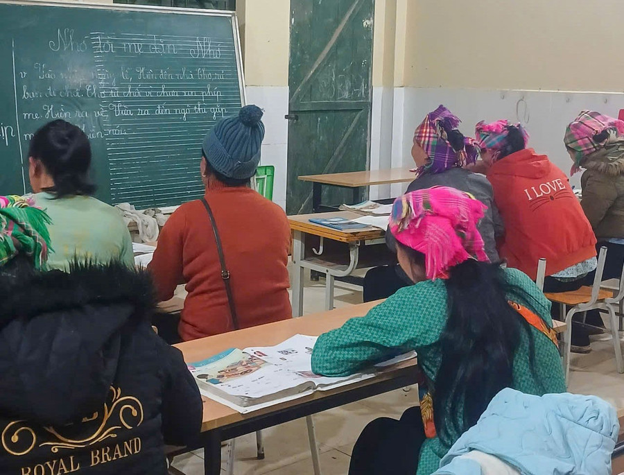 Lớp xóa mù chữ ở Điểm trường Chè Lếch có 22 học viên. xoa-mu-chu-che-lech-3.jpg