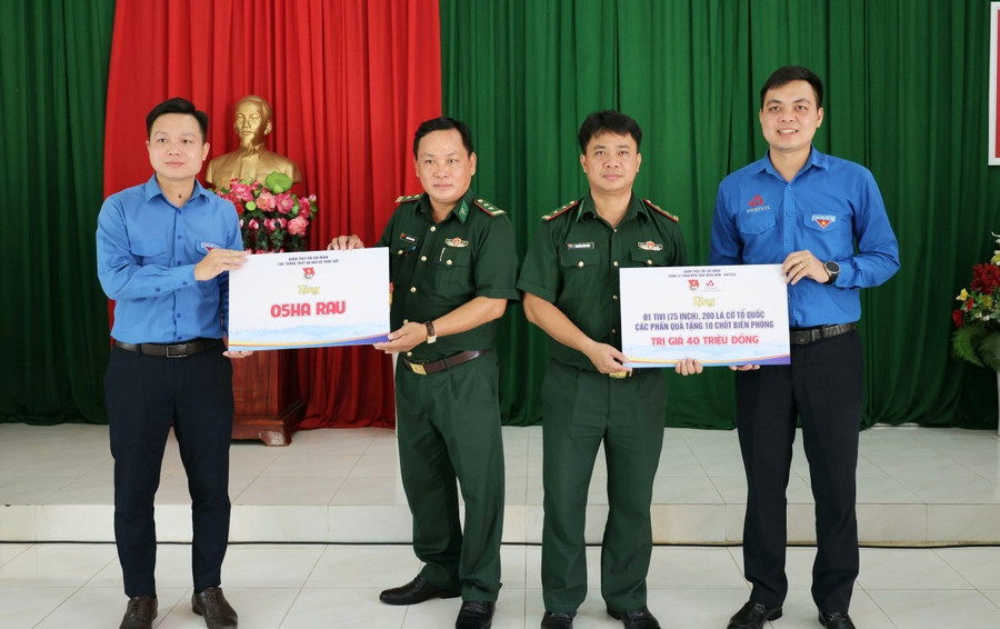 Chương trình trao quà Đồn Biên phòng Nhơn Hội, tỉnh An Giang. 1000052736.jpg