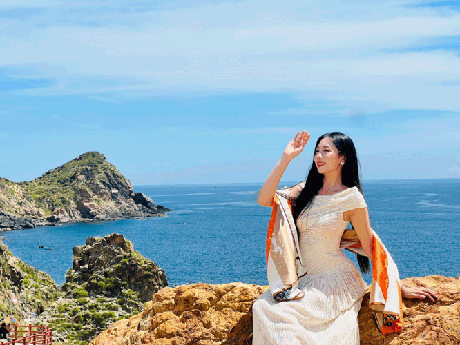 Top 5 Hoa hậu Việt Nam năm 2024, Đại sứ du lịch và môi trường Phạm Thùy Dương chụp hình, quảng bá hình ảnh địa danh Eo Gió. Ảnh: Phan Lài