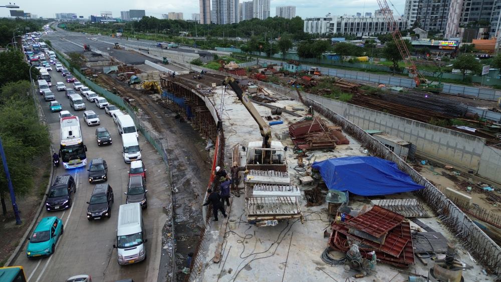 Dòng ôtô ken đặc, nối dài hàng cây số từ cao tốc xuống nút giao An Phú. Ảnh: Anh Tú