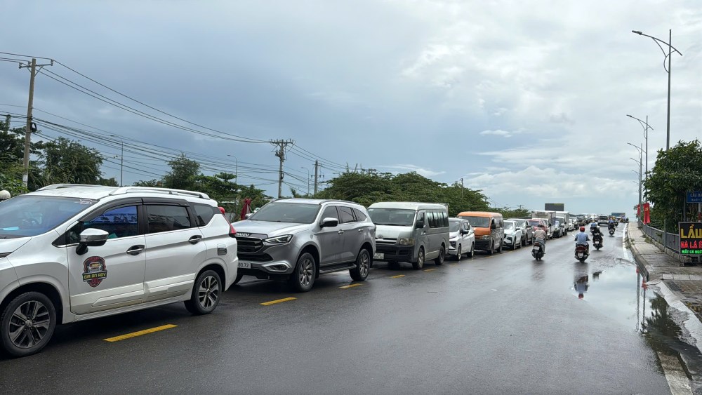 Dòng xe nối dài cả ở tuyến đường song hành cao tốc về nút giao an phú vào khung giờ cao điểm. Ảnh: Anh Tú