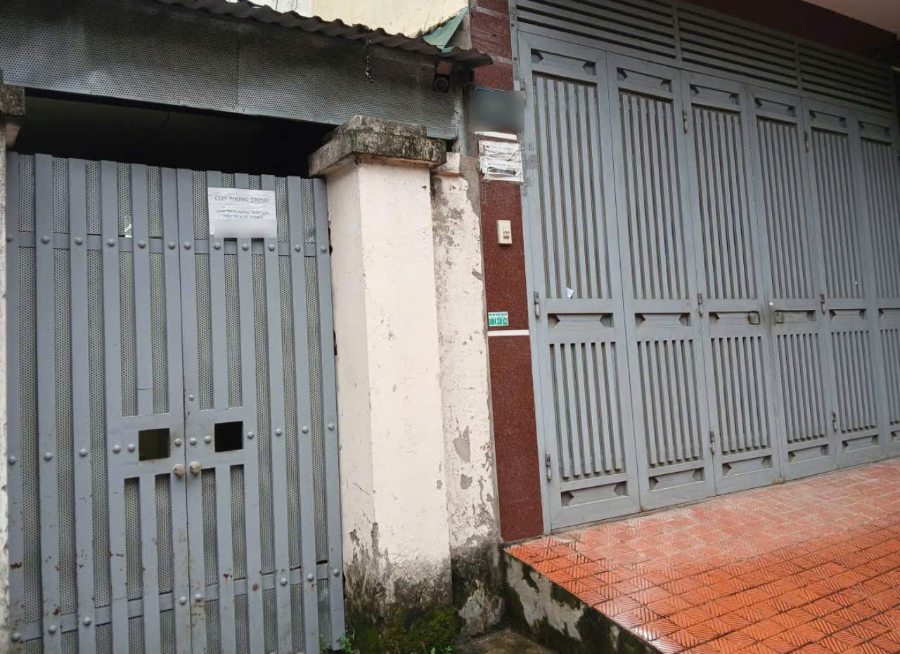 Một khu nhà trọ tại phường Phú Diễn (Hà Nội) với thông báo cho thuê được dán ngay trước cửa. Ảnh: Thành Nhân